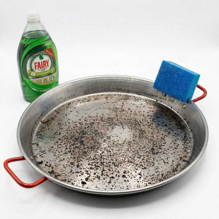 Manchas oscuras en una paella nueva tras el primer uso