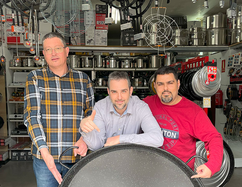 El equipo de Paelleros Roger, especialistas en paella desde Oliva, Valencia